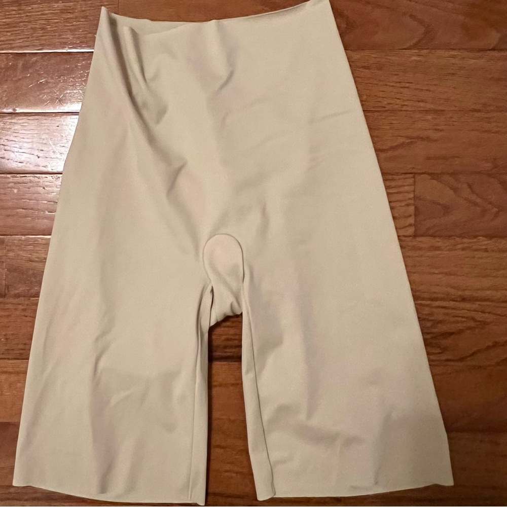 Wacoal Shapewear nude size small butt thighs hourglass shape size small